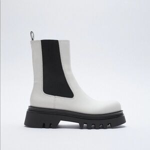 NWT. Zara White Flat Leather Ankle Boots. Size 10.